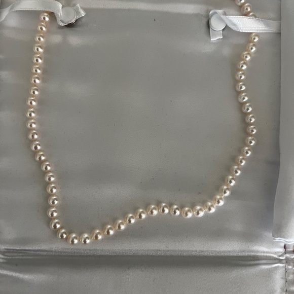 18” White Pearl Necklace - Picture 2 of 11